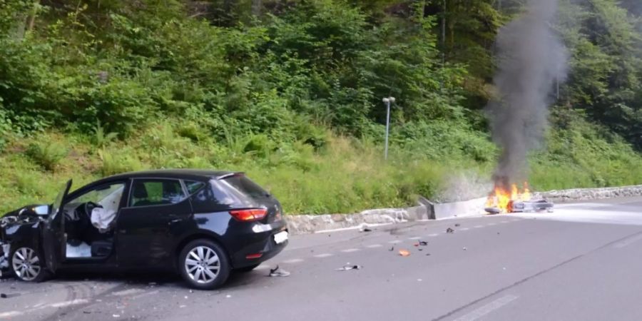Am Freitagabend ist ein Personenwagen frontal mit einem Motorrad zusammengestossen - das Zweirad ging dabei lichterloh in Flammen auf.