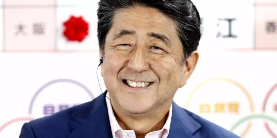 Japans Ministerpräsident Shinzo Abe hält mit seiner Regierungskoalition weiter klar die Mehrheit im Oberhaus. Foto: Yohei Kanazashi/Kyodo News/AP