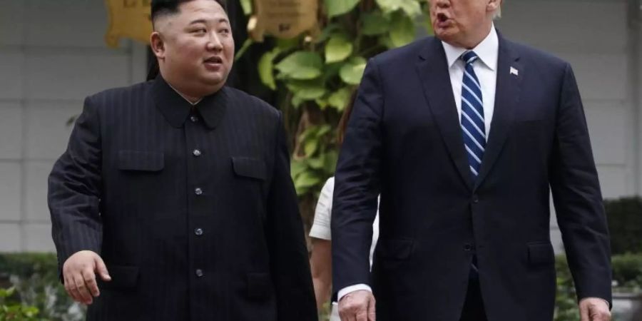Nordkoreas Machthaber Kim Jong Un (l) und US-Präsident Donald Trump während eines Treffens in Hanoi im Februar 2019. Foto: Evan Vucci/AP
