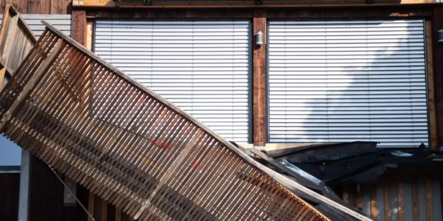 Der Balkon war unter dem Gewicht eines prall gefüllten Planschbeckens zusammengebrochen, mehrere Menschen wurden verletzt. Foto: Marijan Murat