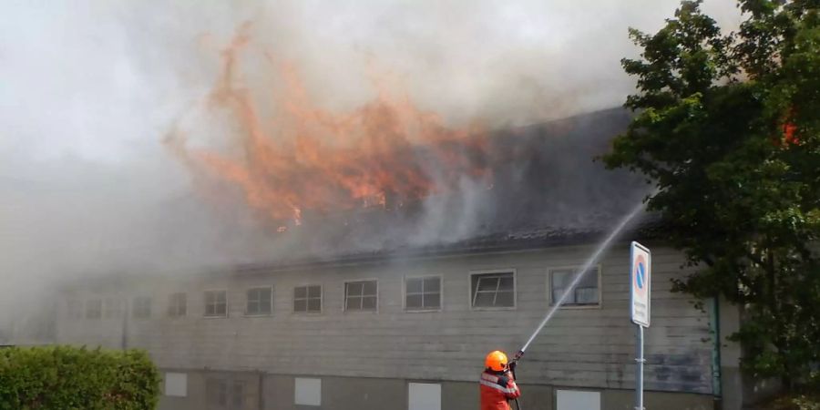 Das Feuer in der alten Turnhalle in Güttingen TG verursachte am Montagabend einen Schaden von mehreren hunderttausend Franken. Jugendliche sollen den Brand verursacht haben.