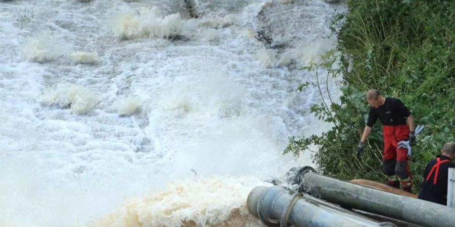 Mit rund 20 Hochleistungspumpen versuchen Arbeiter den Pegel in dem Reservoir weiter unter eine kritische Marke abzusenken. Foto: Danny Lawson/PA Wire