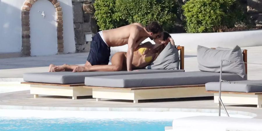 Der deutsche National-Goalie Kevin Trapp und Topmodel Izabel Goulart zeigen Kuss-Yoga.