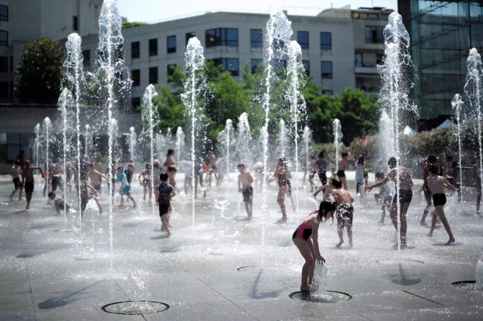 Kinder spielen an einem Springbrunnen in einem Park. Nach Angaben des Wetterdienstes Météo France ist die Hitze in Frankreich aussergewöhnlich. Hitze Frankreich