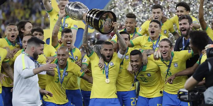 Die Brasilianer mit Captain Dani Alves und Unglücksrabe Gabriel Jesus feiern das Ende der zwölfjährigen Titel-Durstrecke. Gabriel Jesus