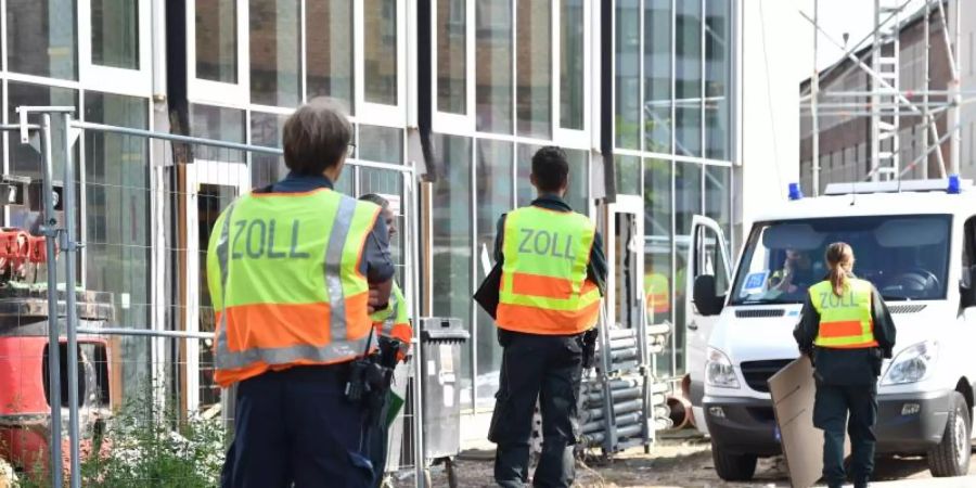 Zollbeamte vor einer Baustelle in Berlin. Foto: Paul Zinken