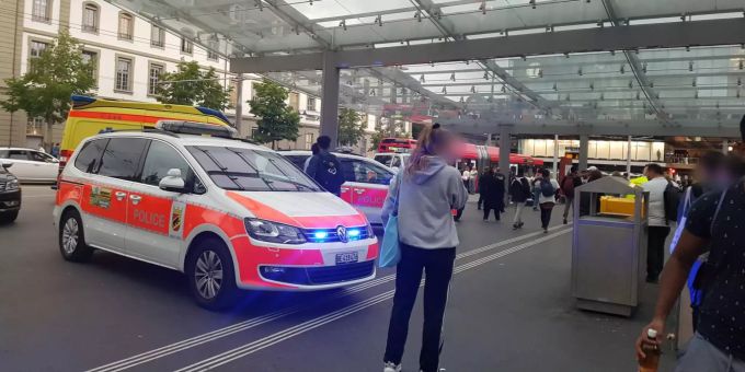 Die Berner Polizei wird mit einem Grossaufgebot in der Innenstadt und vor dem Stadion präsent sein. bern