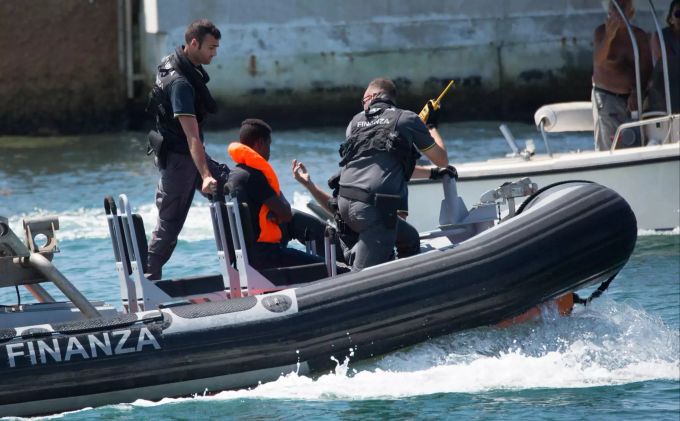 Italienische Küstenwache bringt Flüchtling in den Hafen von Lampedusa. küstenwache