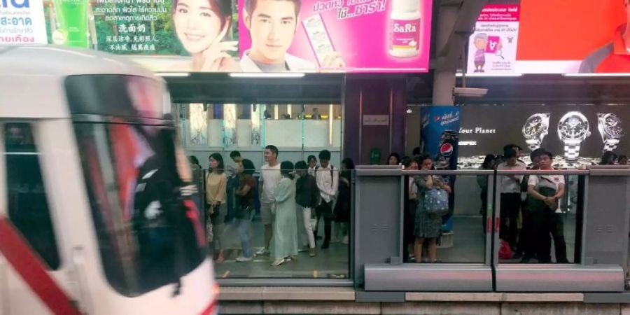 Damit niemand auf die Gleise fällt, sind die Bahnsteige in Bangkok mit hohen Glasscheiben gesichert. Die Türen öffnen sich erst, wenn der Zug steht. Foto: Christoph Sator