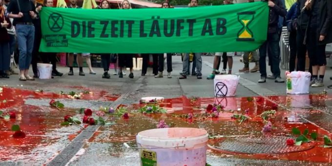 «Zeit läuft ab!» - Klima-Aktivisten richten «Blutbad» vor Bundeshaus an