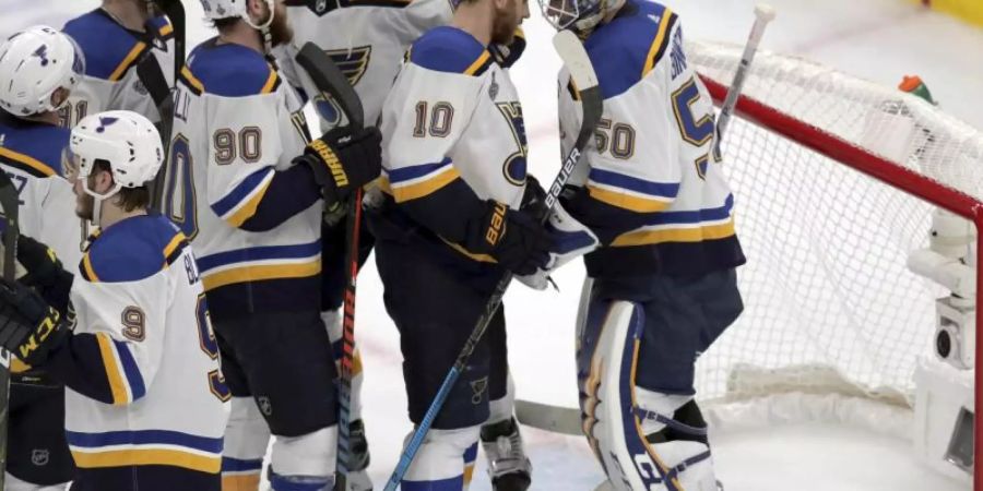 Die Spieler von den St. Louis Blues feiern den Sieg über die Boston Bruins. Foto: Charles Krupa/AP