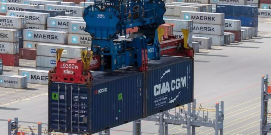 Containerverladung im JadeWeserPort in Wilhelmshaven. Der DIHK rechnet mittlerweile nur noch mit einem Anstieg der Ausfuhren von Waren und Dienstleistungen um 1,2 Prozent in diesem Jahr. Foto: Ingo Wagner