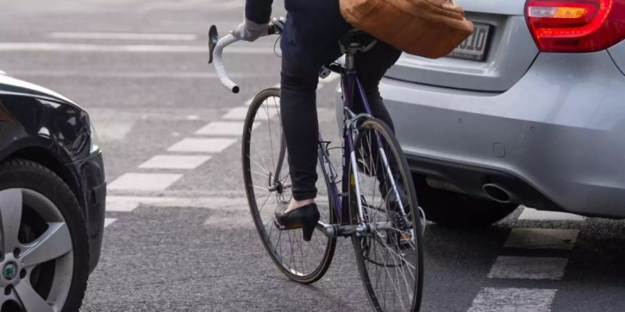 Auf dem Fahrradweg zwischen den Autos hindurch. Neue Vorschriften sollen das Radfahren sicherer machen. Foto: Monika Skolimowska