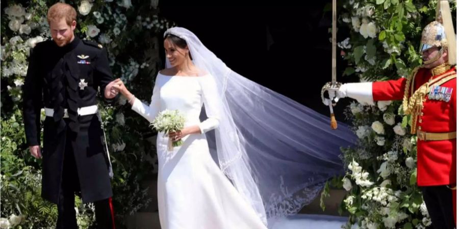 Und zu guter Letzt: Auch als Braut machte Meghan eine hervorragende Figur. Doch bei diesen Zahlen wird’s einem fast ein wenig übel: Meghans Brautkleid von Givenchy kostete 265'000 Franken.