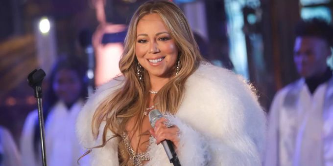 Mariah Carey gibt vor, dass an ihrem Körper alles natürlich ist. mariah carey