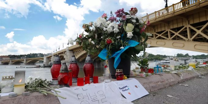 Blumen liegen nahe der Margitbrücke an der Donau. Bei dem Schiffsunglück vor fünf Tagen verloren mindestens sieben Menschen ihr Leben. Schiffsunglück Donau