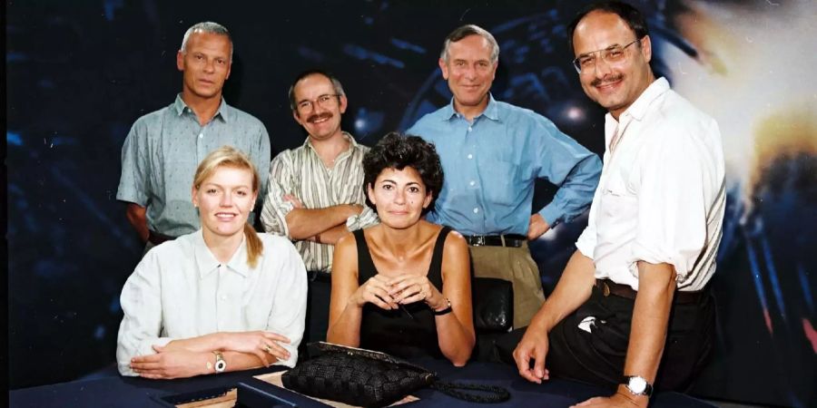 Die «Tagesschau» 1992: Katja Stauber (l.), Charles Clerc (hinten links), Dominique Rub (vorne Mitte), Heinrich Müller (r.), Peter Studer (2.v.r.) und Hansjörg Enz (3.v.l.).