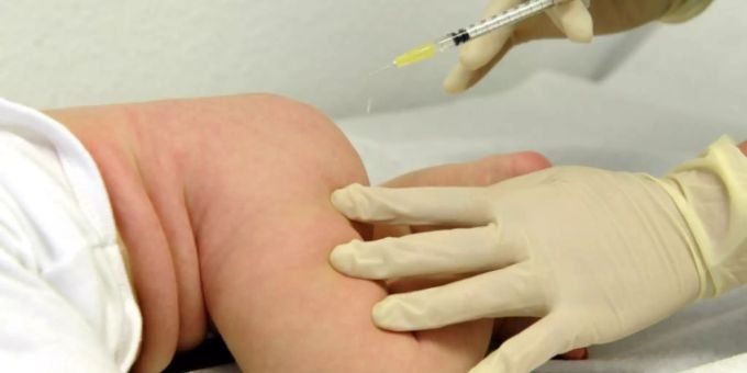 Ein Baby wird gegen Masern geimpft. masern Baby Impfung