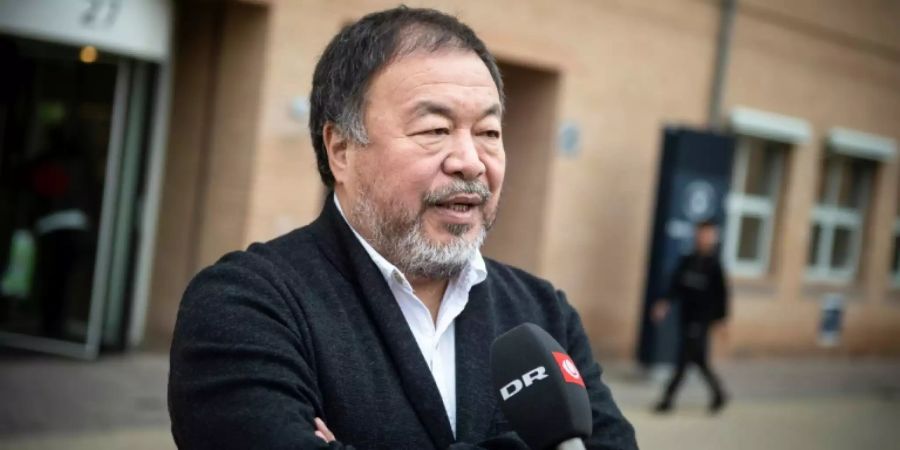 Ai Weiwei vor dem Gerichtsgebäude in Glostrup