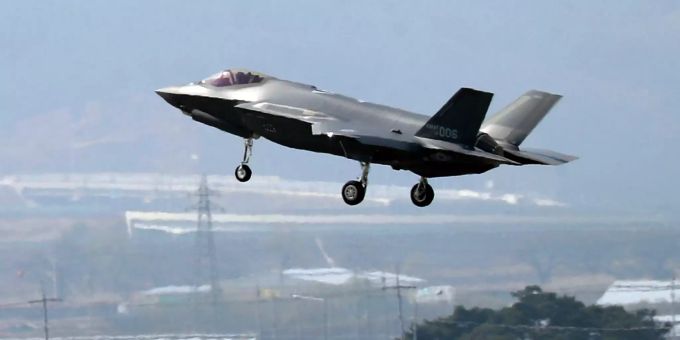 Ein US-Kampfjet F-35A landet auf der Chungju Air Base. Kampfjet-Programm aus