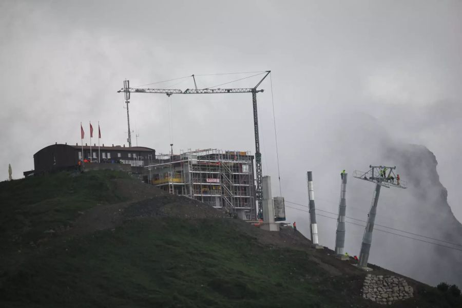 Die Bergstation der neuen 8er-Gondel auf dem Maschgenkamm am Flumserberg befindet sich am 08.07.19 im Aufbau.