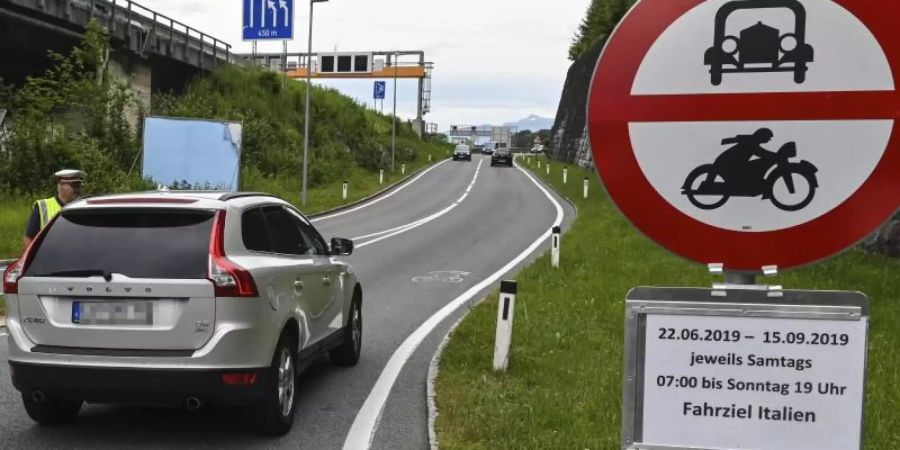 Tirol hatte zuletzt Fahrverbote auf Ausweichstrecken im Grossraum Innsbruck durchgesetzt, um so die Dörfer in Autobahnnähe zu entlasten. Foto: Zeitungsfoto.At/Daniel Liebl/APA