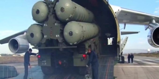Das Flugabwehrraketensystem S-400 Triumf wird auf dem syrischen Flugplatz Hmeimim entladen. Foto: Russian Defence Ministry Press Service S-400 Triumf