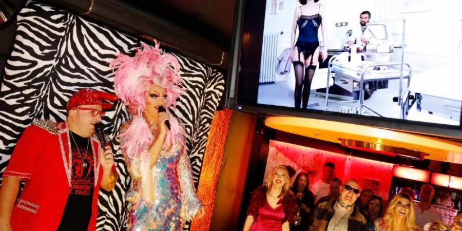 Dragqueen Olivia Jones (2.v.l) bei der Eröffnung der "Porno Karaoke Bar" im Stadtteil St. Pauli. Foto: Georg Wendt