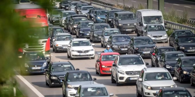 Stau auf der Autobahn (Symbolbild) Carbon Dioxide Emission