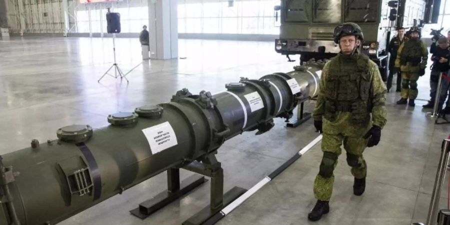 Ein russischer Offizier geht an dem neuen Marschflugkörper vom Typ 9M729 (Nato-Code: SSC-8) entlang, im Hintergrund die Startvorrichtung. SSC-8 soll in der Lage sein, Marschflugkörper abzufeuern, die sich mit Atomsprengköpfen bestücken lassen und mehr als 2000 Kilometer weit fliegen können. Foto: Pavel Golovkin/AP