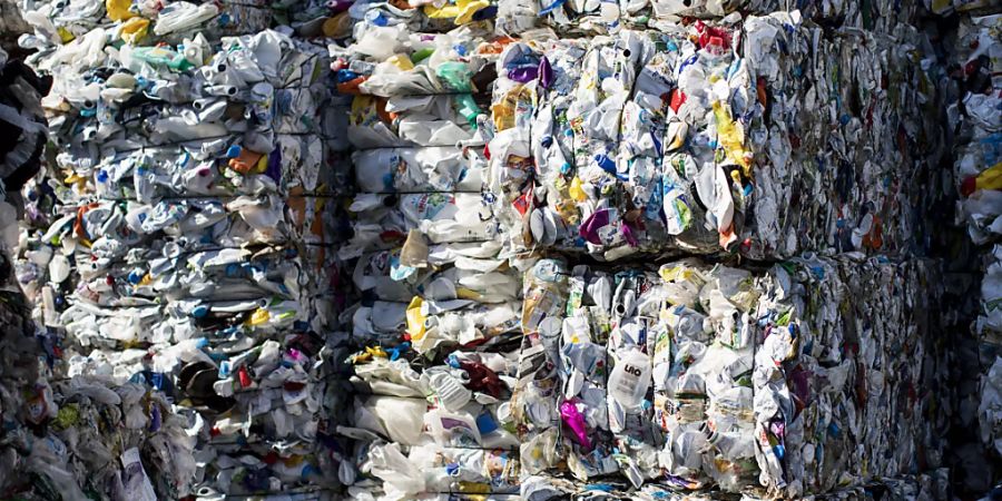 Das Parlament möchte die Abfallberge aus Plastik in Zukunft reduzieren. (Archivbild)