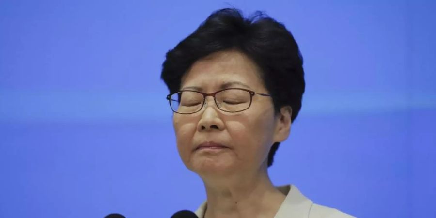 Hongkongs Regierungschefin Carrie Lam hat das umstrittene Gesetz für Auslieferungen an China auf Eis gelegt. Foto: Kin Cheung/AP