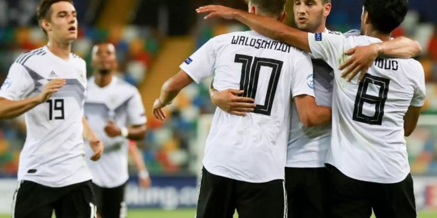 Die deuschen U21-Spieler freuen sich über den gelungenen EM-Auftakt. Foto: Czaro De Luca