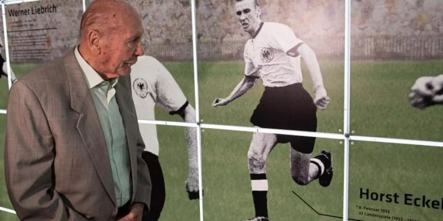 Weltmeister 1954: Horst Eckel betrachtet die Sonderausstellung «Post vom Chef - Herbergers Briefe an die Weltmeister». Foto: Bernd Thissen