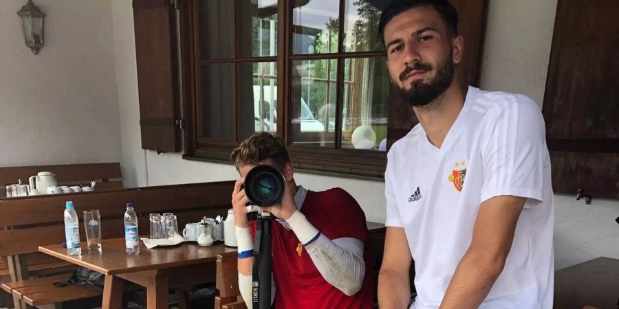 FCB-Goalie Jonas Omlin als Fotograf. Daneben Neuzugang Kemal Ademi.