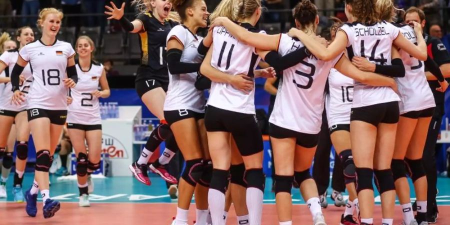 Die deutschen Volleyballerinnen feiern den Sieg über die Dominikanische Republik. Foto: Christoph Schmidt