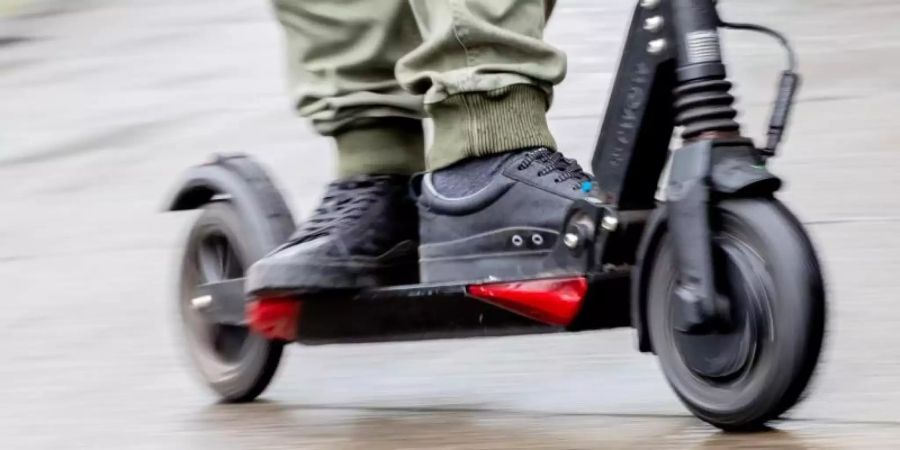 Am 15. Juni tritt voraussichtlich die Strassenzulassung für E-Tretroller in Kraft. Zusätzliche Kontrollen wird es laut Polizeigewerkschaft vorerst nicht geben. Foto: Christoph Soeder