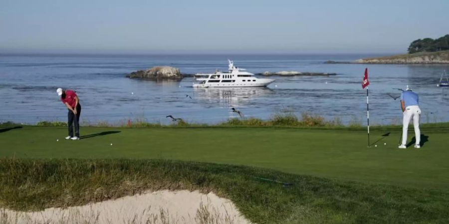 Martin Kaymer (l) und Dustin Johnson (r) trainieren in Pebble Beach für die US Open. Foto: Carolyn Kaster/AP