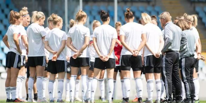 Rückt nach dem Ausfall der Spielmacherin enger zusammen: Das deutsche Frauen-Team steht beim Training im Kreis. Foto: Sebastian Gollnow Rückt nach dem Ausfall der Spielmacherin enger zusammen: Das deutsche Frauen-Team steht beim Training im Kreis. Foto: Sebastian Gollnow
