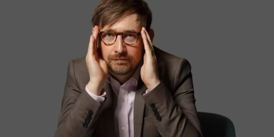 Neil Hannon fasst sich an den Kopf. Foto: Ben Meadows
