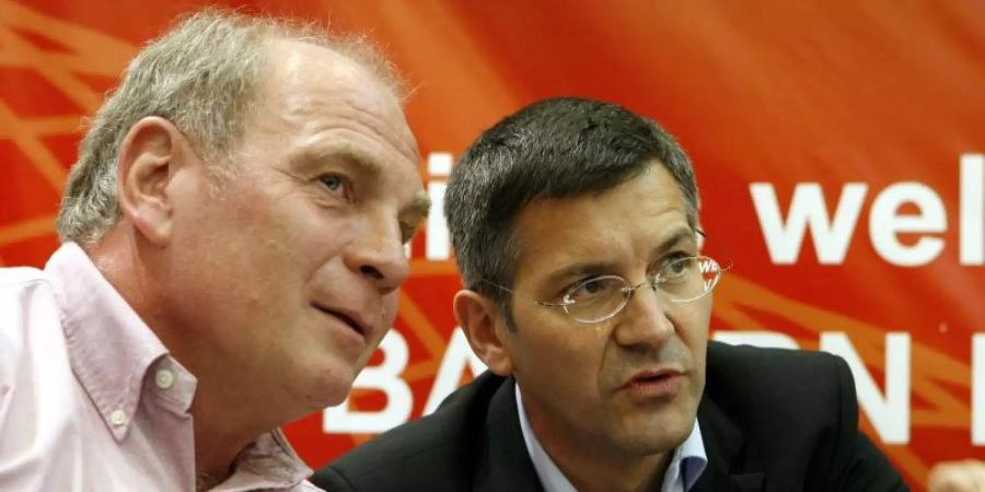 Uli Hoeness (l) im Gespräch mit Herbert Hainer. Foto: Daniel Karmann