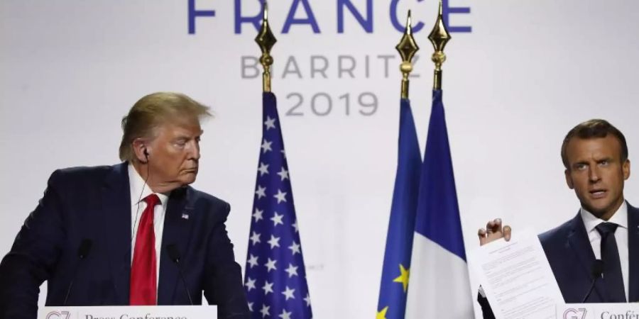 Donald Trump und Emmanuel Macron bei der abschliessenden Pressekonferenz des G7-Gipfels. Foto: Francois Mori/AP