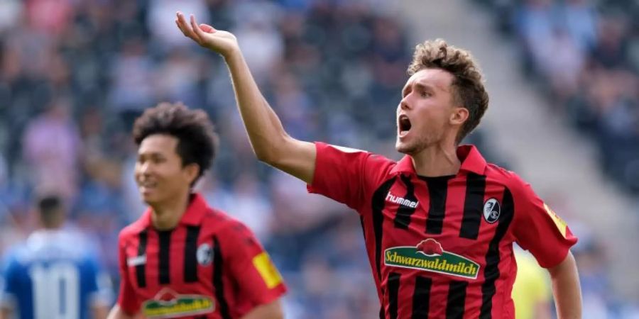 Freiburgs Luca Waldschmidt bejubelt seinen Treffer zum 1:0 gegen den 1. FC Magdeburg mit Woo-Yeong Jeong (l). Foto: Peter Steffen/Archivbild