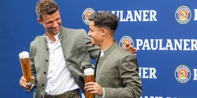 Fühlte sich wohl in München: Philippe Coutinho (r) mit Thomas Müller bei einem Sponsorentermin. Philippe Coutinho