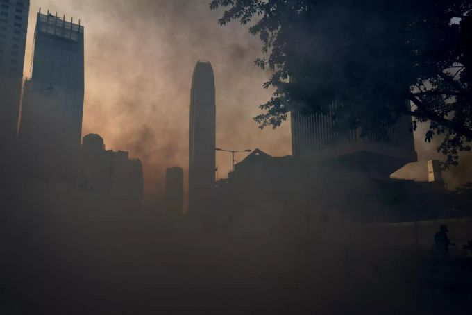 Die Skyline von Hongkong ist von Rauch eingehüllt. Proteste in Hongkong