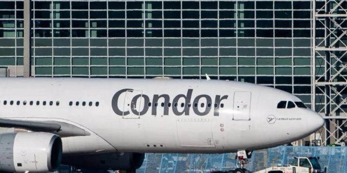 Eine Condor-Airbus am Frankfurter Flughafen. j