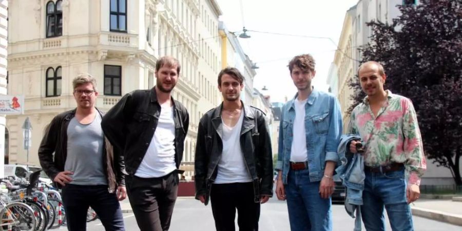 Lukas Hasitschka, Marco Michael Wanda (eigentlich Michael Marco Fitzthum), Manuel Christoph Poppe, Christian Hummer und Reinhold Weber sind Wanda. Foto: Fabian Nitschmann