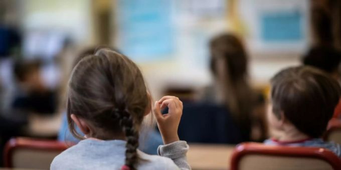 Eine Grundschülerin verfolgt den Unterricht Schweiz