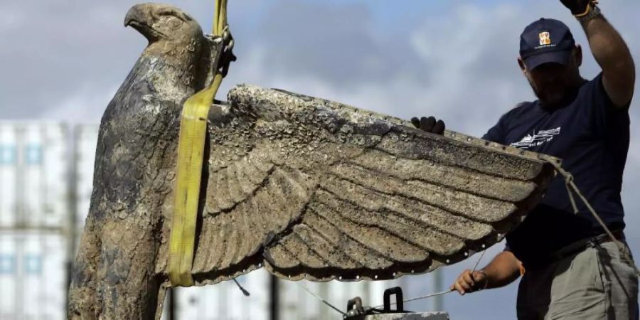 Ein Arbeiter leitet 2006 die Bergungsarbeiten für den Adler des Panzerschiffs Admiral Graf Spee. Foto: Marcelo Hernandez/AP