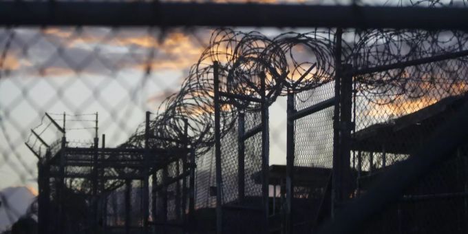 Kurz nach seiner Amtseinführung hatte Trump Ende Januar etwa angekündigt, ein grosses Haftzentrum für kriminelle Migranten auf dem – ebenfalls berüchtigten – amerikanischen Militärstützpunkt Guantánamo Bay einzurichten. Donald Trump
